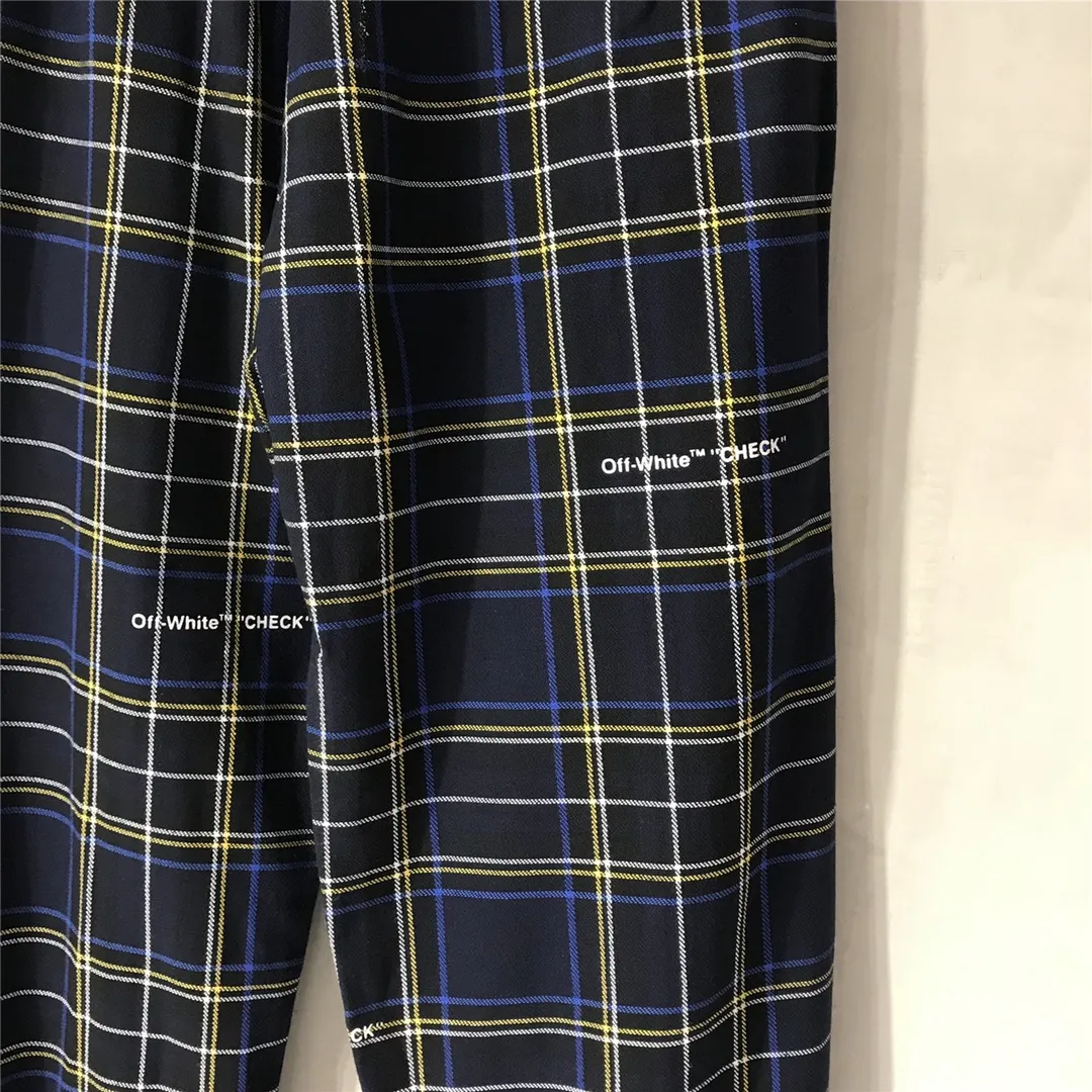The top tested version OFF-WHITE OW blue plaid trousers, the same style pure cotton loose sweatpants for men and women couples, 380g re-woven woven pure cotton fabric, printed on cloth, the logo of the finished product appears randomly, each piece is different, the warp and weft lines are obvious, and the LOGO is clear. Size xs-L Color: Black Size chart (The waistline is elastic and can be enlarged) P:360